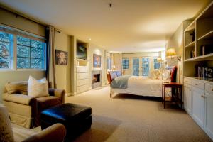 - une grande chambre avec un lit et une chaise dans l'établissement Trail Creek Treasure - Luxury 3BD nr SV Ski Lifts, à Ketchum