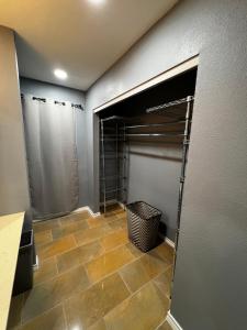 Ένα μπάνιο στο 311-5 McFadden Dr