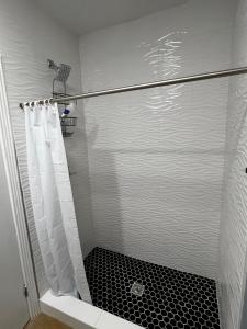 Ένα μπάνιο στο 311-5 McFadden Dr +7 φωτογραφίες