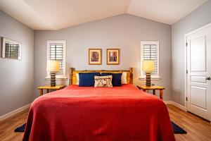 - une chambre avec un lit rouge et deux lampes dans l'établissement In the Heart of Hailey; PRIVATE PET-FRIENDLY 3 bedroom home with garage, à Hailey