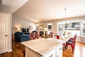 une cuisine et un salon avec une grande île dans l'établissement In the Heart of Hailey; PRIVATE PET-FRIENDLY 3 bedroom home with garage, à Hailey