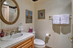 une salle de bain avec un lavabo, des toilettes et un miroir dans l'établissement Grand Hailey Home by Big Wood River and Sun Valley! is located in Hailey, à Hailey 21 autres photos