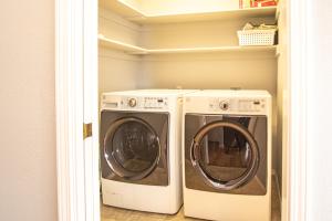 2 lavabos et un sèche-linge dans un placard dans l'établissement In the Heart of Hailey; PRIVATE PET-FRIENDLY 3 bedroom home with garage, à Hailey