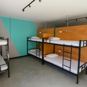 a group of bunk beds in a dorm room at O Ogro in Brasilia