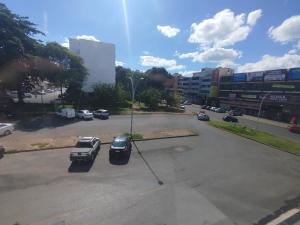 ein Parkplatz mit auf einem Parkplatz geparkten Autos in der Unterkunft O Ogro in Brasilia