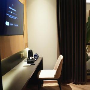 Zimmer mit einem Schreibtisch mit Stuhl und einem TV in der Unterkunft Cordela Suites Cianjur in Cianjur