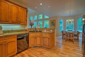 une cuisine avec des placards en bois et une salle à manger avec une table dans l'établissement Grand Hailey Home by Big Wood River and Sun Valley! is located in Hailey, à Hailey