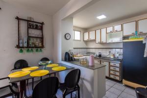 Køkken eller tekøkken på Apto Pet Friendly com Garagem na Enseada Azul