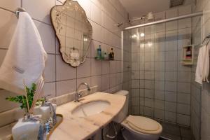 Et badeværelse på Apto Pet Friendly com Garagem na Enseada Azul + 18 billeder