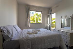 En eller flere senge i et værelse på Apto Pet Friendly com Garagem na Enseada Azul