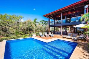 une piscine devant une maison dans l'établissement Oceanview And Private Pool 8 Mins To Downtown, à Hernández