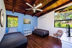 une chambre avec deux lits et un ventilateur de plafond dans l'établissement Oceanview And Private Pool 8 Mins To Downtown, à Hernández 17 autres photos