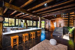 une cuisine ouverte et un salon avec des plafonds en bois dans l'établissement Oceanview And Private Pool 8 Mins To Downtown, à Hernández