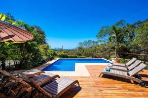une piscine avec deux chaises et une balançoire dans l'établissement Oceanview And Private Pool 8 Mins To Downtown, à Hernández