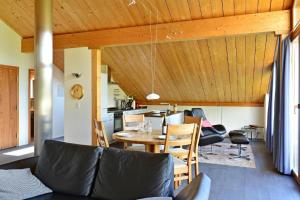ein Esszimmer und eine Küche mit Tisch und Stühlen in der Unterkunft Chesa Filomela in Bever