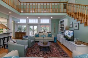ein Wohnzimmer mit Sofa und Fernseher in der Unterkunft Casa Del Sol in Edisto Beach