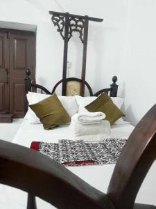 Ένα ή περισσότερα κρεβάτια σε δωμάτιο στο Amore Stone Town Zanzibar Apartment by Monalisa