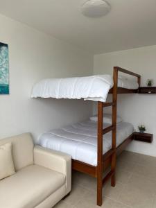 Ένα ή περισσότερα κρεβάτια σε δωμάτιο στο Sky's room Salinas San Lorenzo The Panoramic