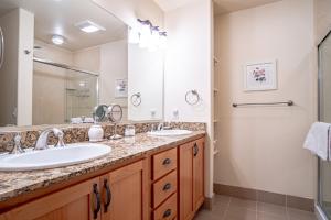 une salle de bain avec deux lavabos et une douche dans l'établissement 2BD Sweetwater Condo - Community Park, Pool + Hot Tub, à Hailey 28 autres photos