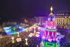 Adela Luxury House Craiova Near Christmas Market في كرايوفا: سوق عيد الميلاد في مدينة بها برج الساعة