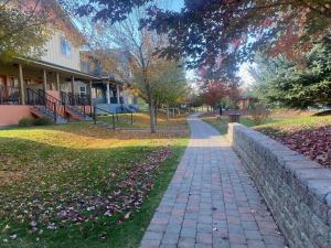 une passerelle dans un parc à côté d'un bâtiment dans l'établissement 2BD Sweetwater Condo - Community Park, Pool + Hot Tub, à Hailey