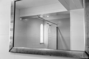 La salle de bains est pourvue d'un miroir et d'une douche. dans l'établissement Arrifana Surf Camp, à Aljezur 69 autres photos