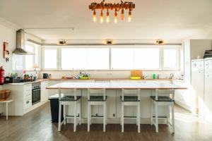 une cuisine avec un grand îlot au milieu dans l'établissement Arrifana Surf Camp, à Aljezur