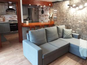 a living room with a couch and a kitchen at RUBYAi in Icod el Alto