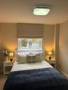 Un dormitorio con una cama grande y una ventana. en Spacious Two-Bedroom Guest Suite, Exmouth, en Lympstone