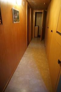 un couloir vide avec une porte et une longueur de couloir dans l'établissement Bühlengasse 6, à Grindelwald