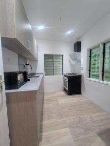 une cuisine avec un comptoir et une cuisinière dans l'établissement Zeitahomes, à Cotonou