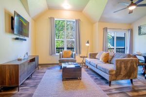 TV a/nebo společenská místnost v ubytování Della View 2BR condo - In the heart of Historic downtown Hailey!