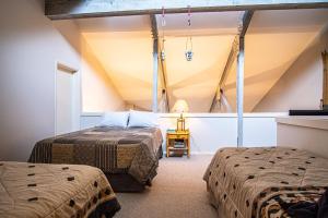 2 letti in una camera con mansarda di C21 Bigwood - Stunning Baldy Views a Sun Valley