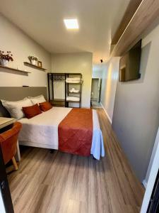 Ένα ή περισσότερα κρεβάτια σε δωμάτιο στο Kitnet no centro com garagem