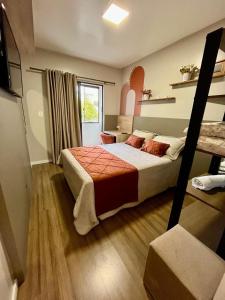 Ένα ή περισσότερα κρεβάτια σε δωμάτιο στο Kitnet no centro com garagem