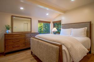 una camera con un grande letto e un grande specchio di Creekside 1294 - Nr Ski + Sun Valley Rec Passes a Sun Valley Altre 25 foto