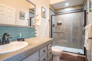 Koupelna v ubytování Della View 2BR condo - In the heart of Historic downtown Hailey! + 26 fotografií