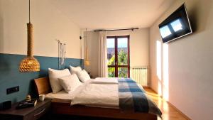 ein Schlafzimmer mit einem großen Bett mit Fenster in der Unterkunft Poreč SUNNY Apartment with large balcony by Villa Mihaela in Poreč