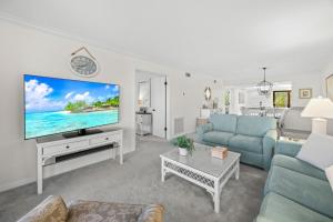 Μια τηλεόραση ή/και κέντρο ψυχαγωγίας στο Pointe Santo D27 condo +66 φωτογραφίες