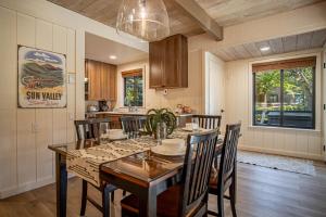 una cucina e una sala da pranzo con tavolo e sedie di Creekside 1294 - Nr Ski + Sun Valley Rec Passes a Sun Valley