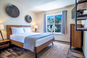 Postel nebo postele na pokoji v ubytování Della View 2BR condo - In the heart of Historic downtown Hailey!