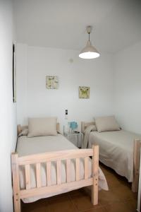 - une chambre avec deux lits et un banc dans l'établissement Casa María en el centro Nerja, à Nerja