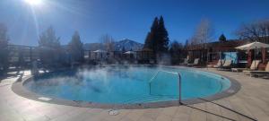 una grande piscina con acqua blu di Creekside 1294 - Nr Ski + Sun Valley Rec Passes a Sun Valley