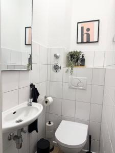 Koupelna v ubytování Helle Altbauperle zwischen Köln & Düsseldorf + 12 fotografií