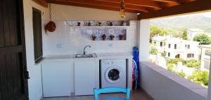 eine Waschmaschine auf dem Balkon eines Hauses in der Unterkunft Ferienwohnung für 4 Personen ca 56 m in Perd'e Sali, Sardinien Golf von Cagliari in Porto Columbu - Perdʼe Sali