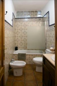 une salle de bains avec baignoire, toilettes et lavabo dans l'établissement Casa María en el centro Nerja, à Nerja 11 autres photos