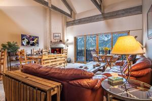 un soggiorno con un divano e un tavolo di C21 Bigwood - Stunning Baldy Views a Sun Valley