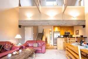 un soggiorno con divani in pelle rossa e un tavolo di C21 Bigwood - Stunning Baldy Views a Sun Valley