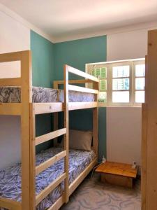 une chambre avec deux lits superposés et une fenêtre dans l'établissement Surfhouse Boavista, à Sal Rei 32 autres photos
