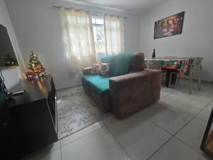 - un salon avec un canapé et un arbre de Noël dans l'établissement Apto Aconchegante Próximo Shopping de VG, à Várzea Grande 21 autres photos